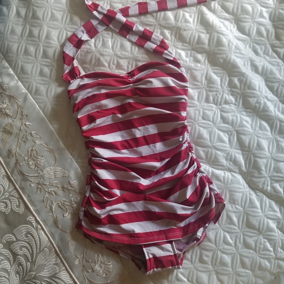 Pin-up style swimsuit - Picture 1 of 2